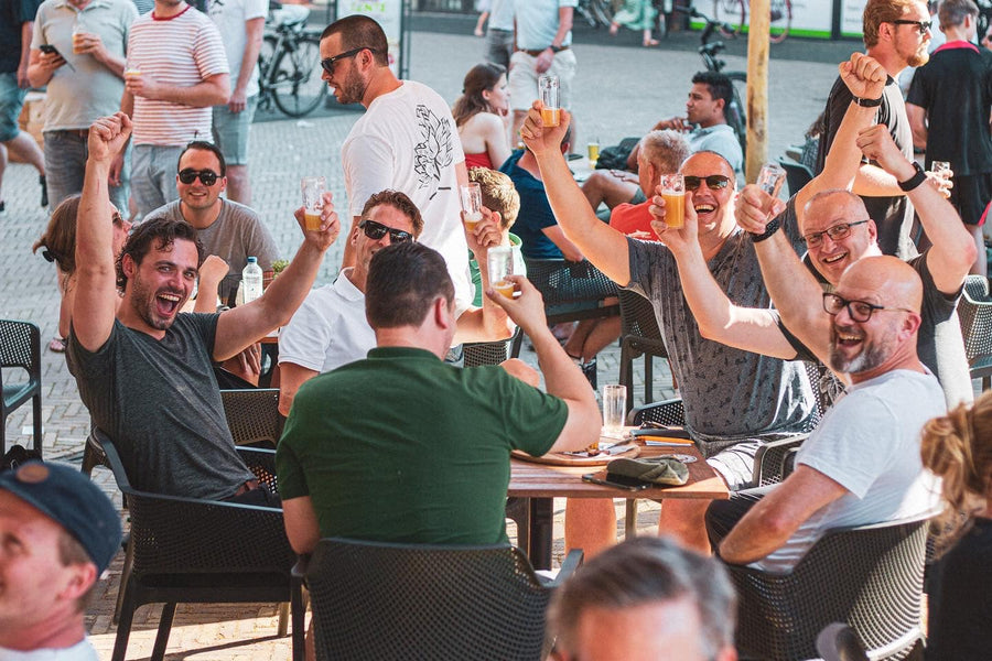 Festival de bière Taphorst sur la place devant Hoptimaal et Tjaps